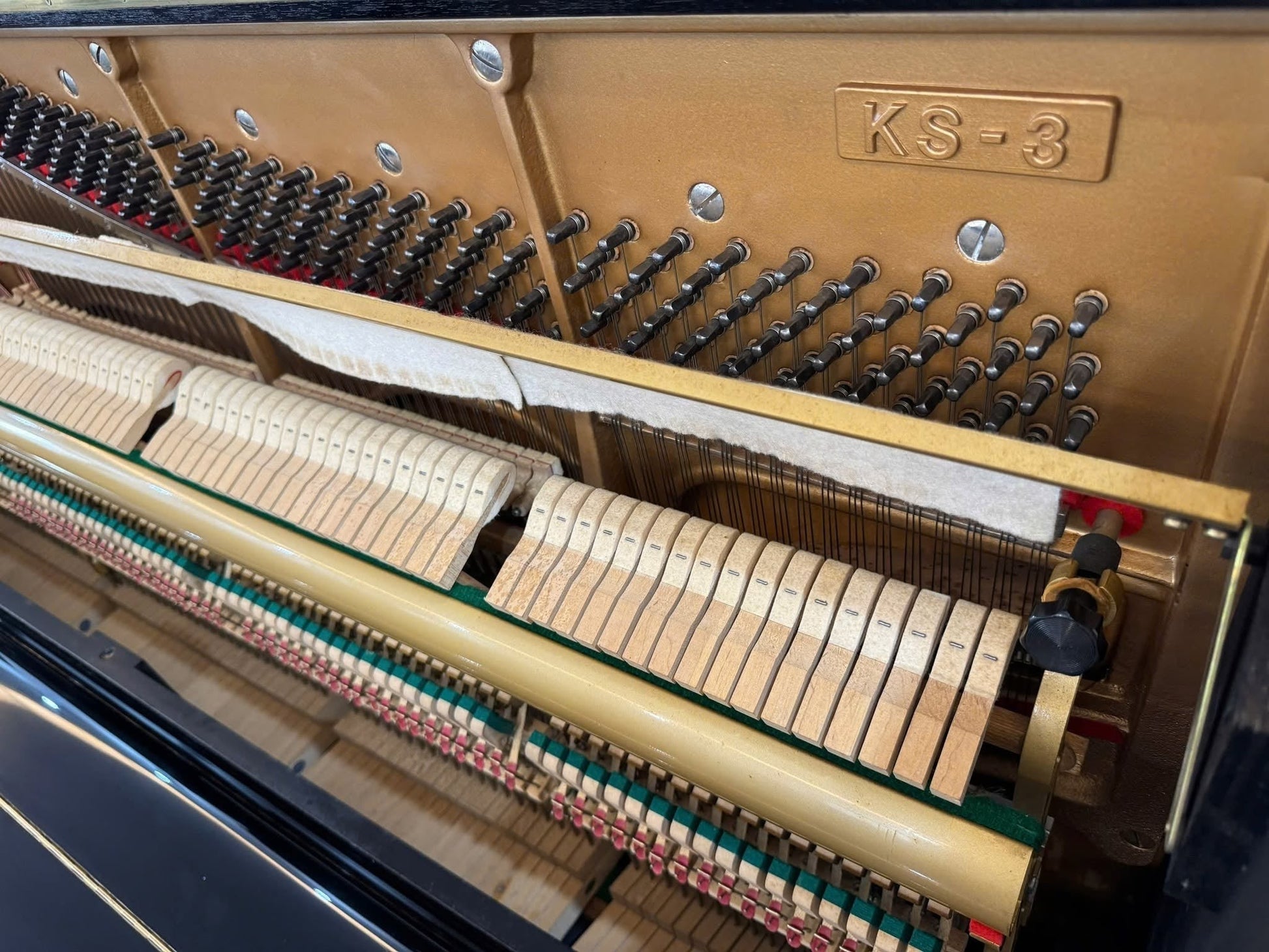 Bộ máy cơ và khung gang bên trong đàn piano cơ Kawai KS3 tại Tân Nhạc Cụ với búa nỉ và chốt lên dây sáng bóng
