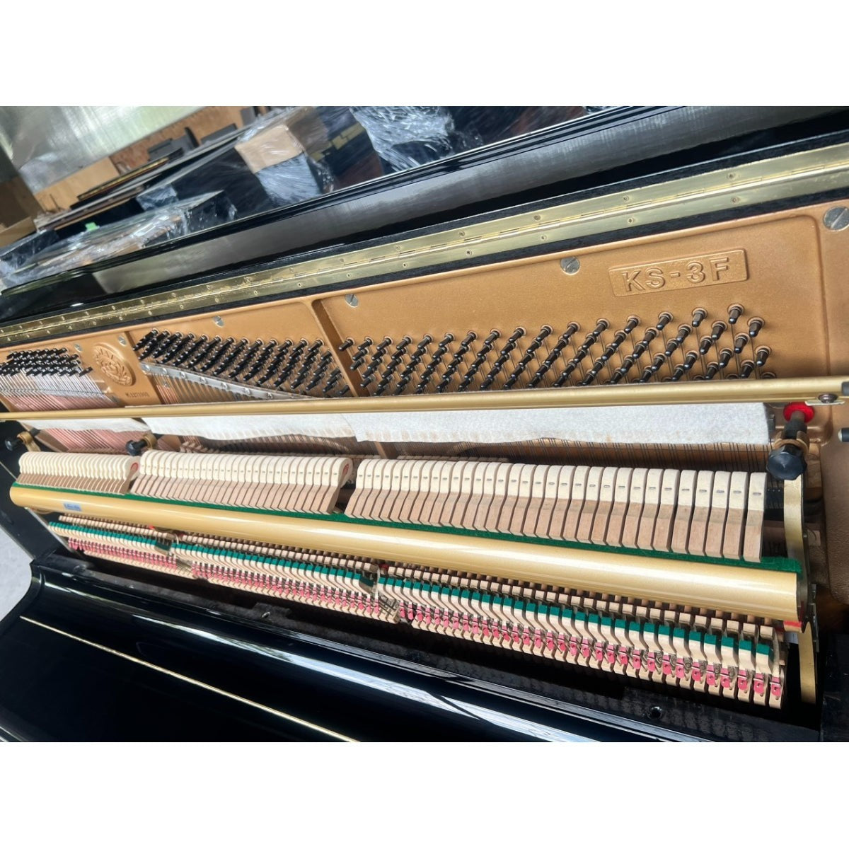 Bên trong đàn piano cơ TÂN NHẠC CỤ Kawai KS3F với khung gang vàng, bộ máy cơ và búa đàn chi tiết
