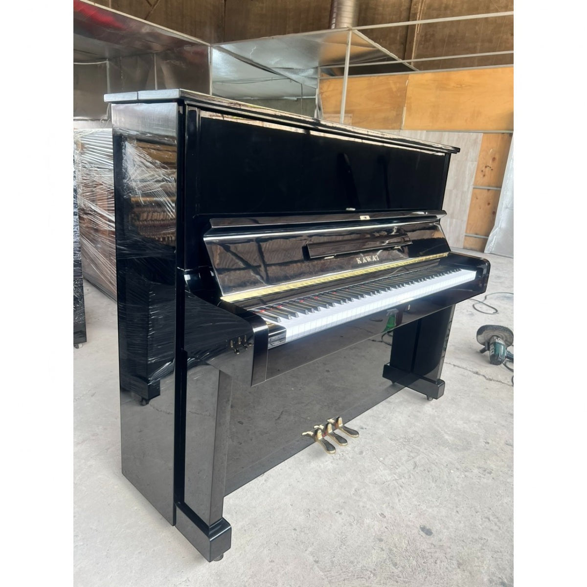 Đàn piano cơ upright TÂN NHẠC CỤ Kawai KS3F màu đen bóng sang trọng, thiết kế cổ điển bền bỉ