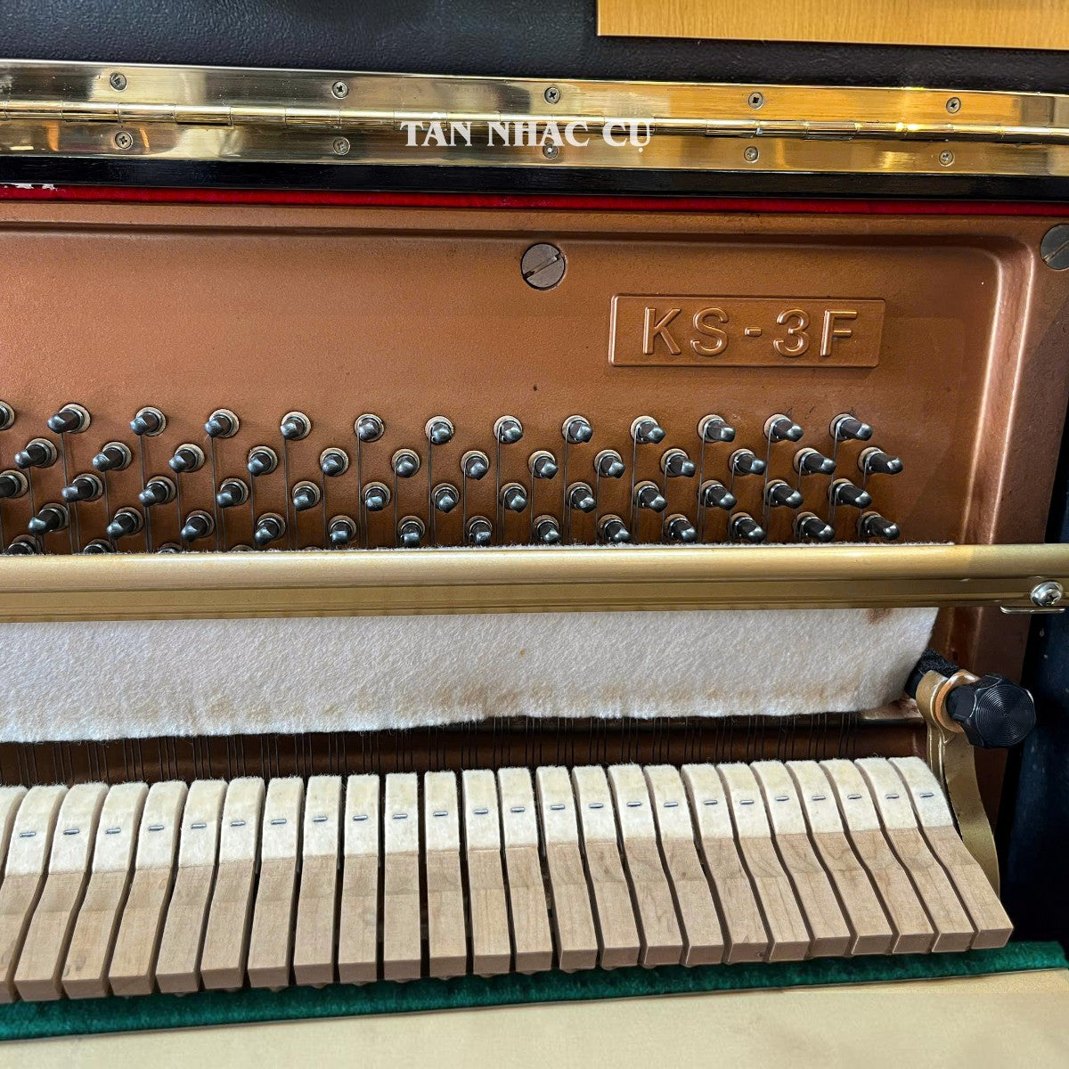 Khung gang và bộ máy bên trong đàn piano cơ Kawai KS3F tại Tân Nhạc Cụ với chi tiết kim loại sắc nét