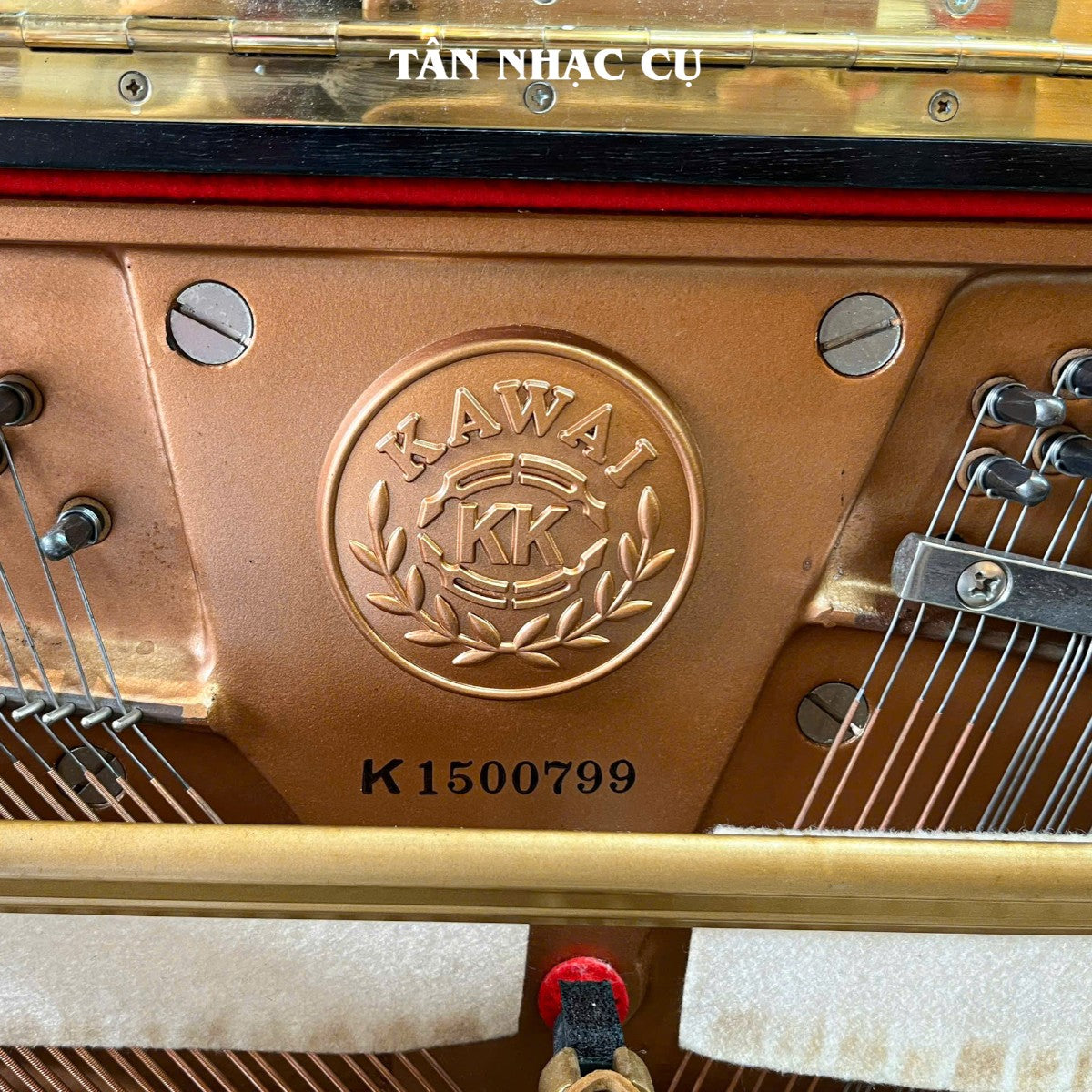 Logo Kawai KK và số serial K1500799 trên khung gang đàn piano cơ TÂN NHẠC CỤ