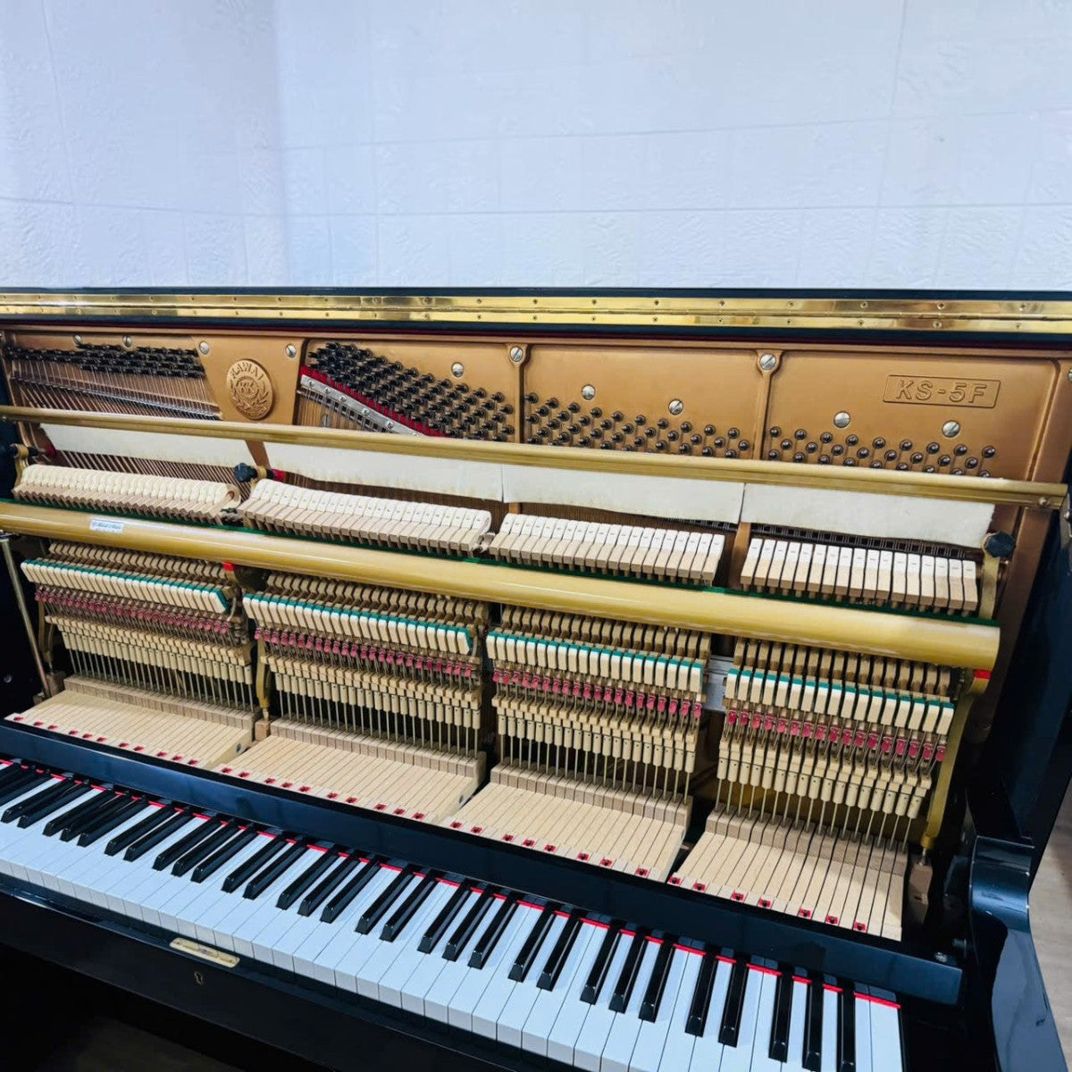 Bộ máy cơ bên trong đàn piano Kawai KS5F màu đen bóng tại TÂN NHẠC CỤ với khung gang và búa nỉ chất lượng cao