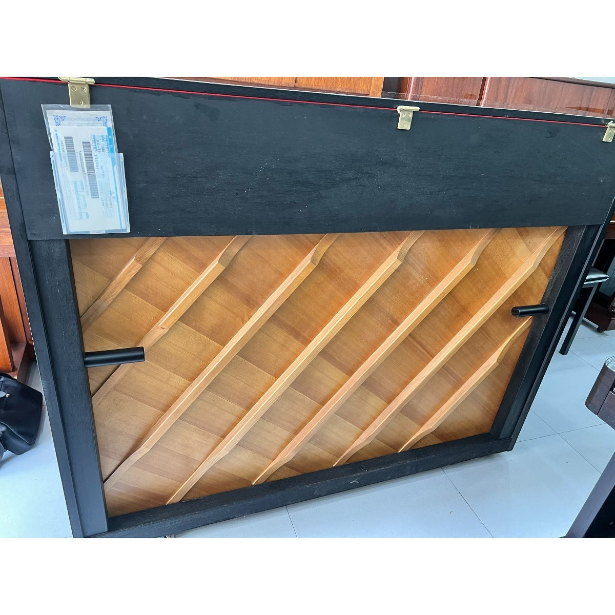 Bảng cộng hưởng gỗ vân sam bên trong đàn piano cơ Kawai KU10 tại TÂN NHẠC CỤ