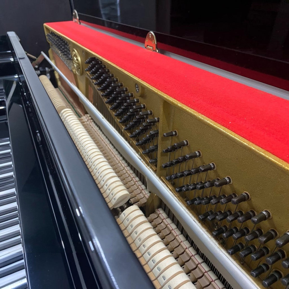 Bộ máy đàn piano cơ Kawai KU10 với búa nỉ và khung gang vàng bóng tại TÂN NHẠC CỤ
