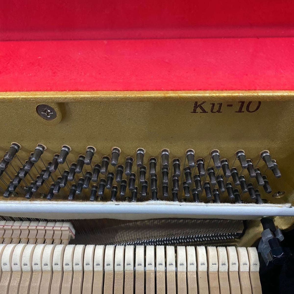 Khung gang và chốt lên dây đàn piano cơ Kawai KU10 tại TÂN NHẠC CỤ