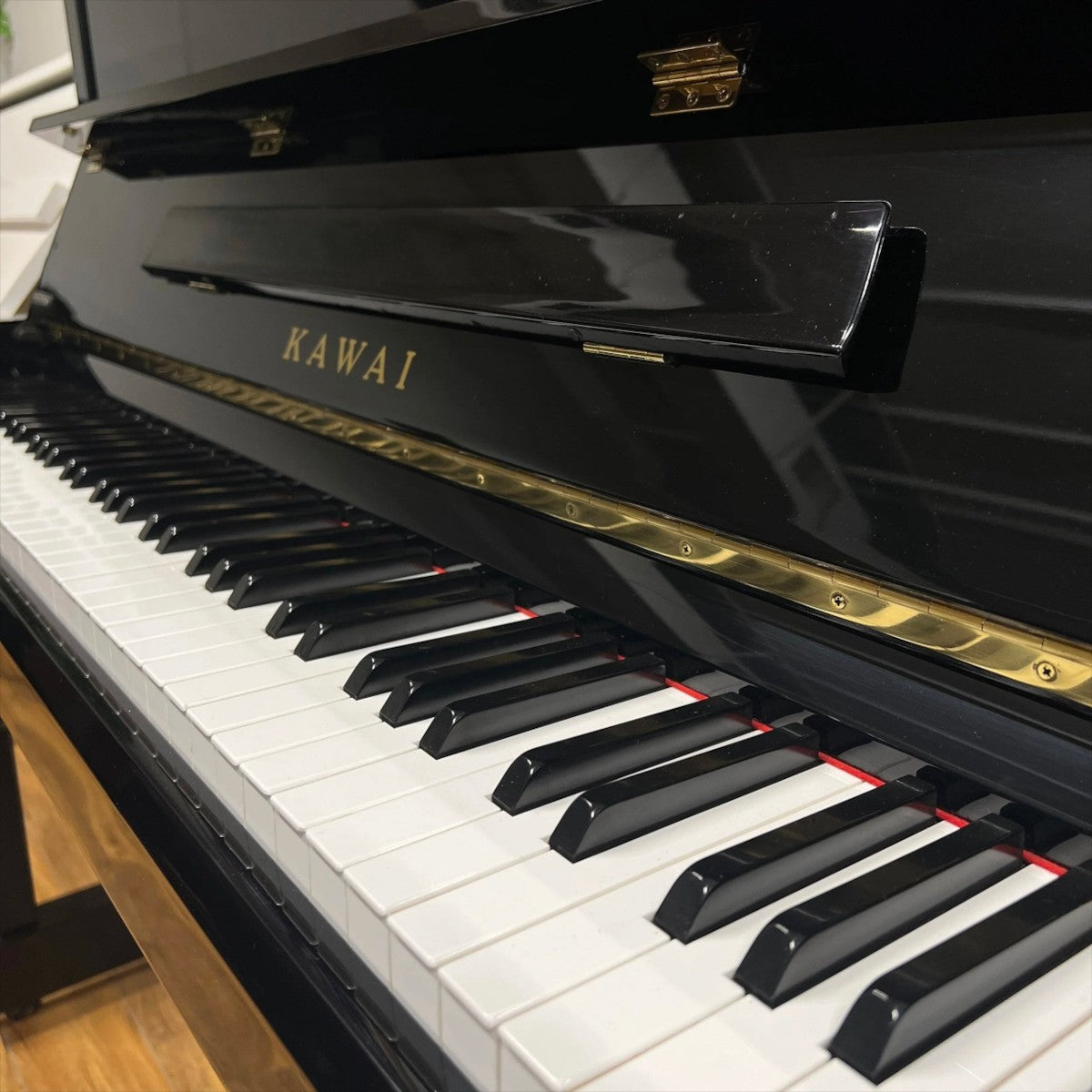 Đàn piano cơ upright Kawai KU10 màu đen bóng sang trọng tại TÂN NHẠC CỤ với bàn phím 88 phím chi tiết