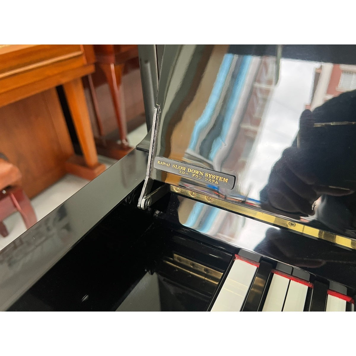 Hệ thống nắp đàn Kawai Slow Down System trên đàn piano cơ Kawai KU10 màu đen bóng tại TÂN NHẠC CỤ