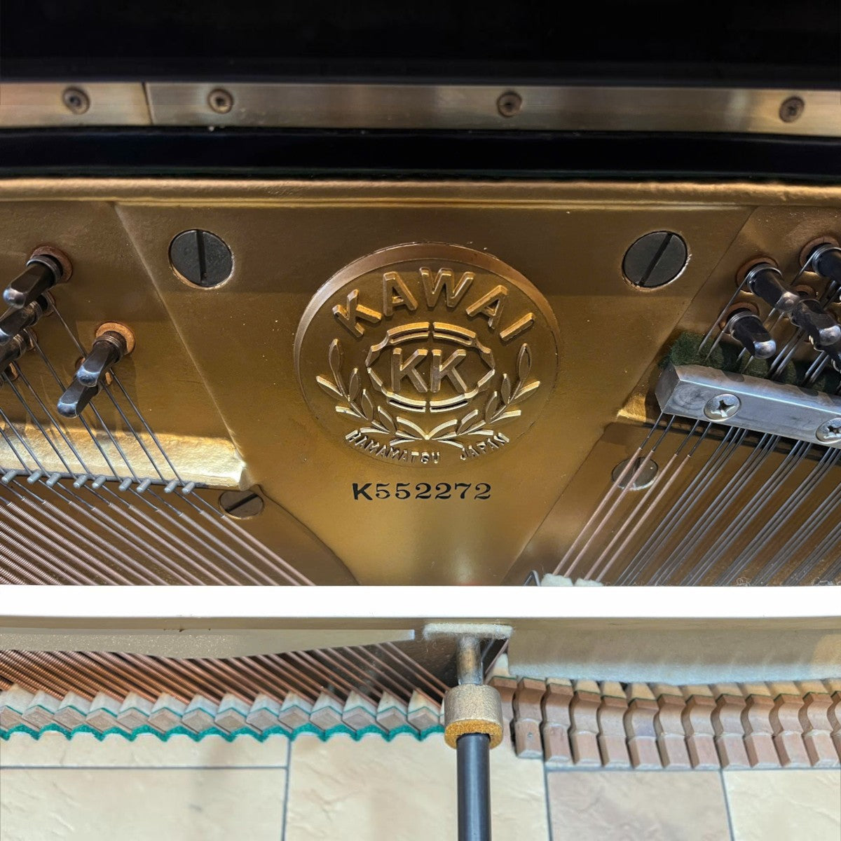 Khung gang đàn piano cơ TÂN NHẠC CỤ Kawai KU2D với logo Kawai KK và số serial K552272 sắc nét