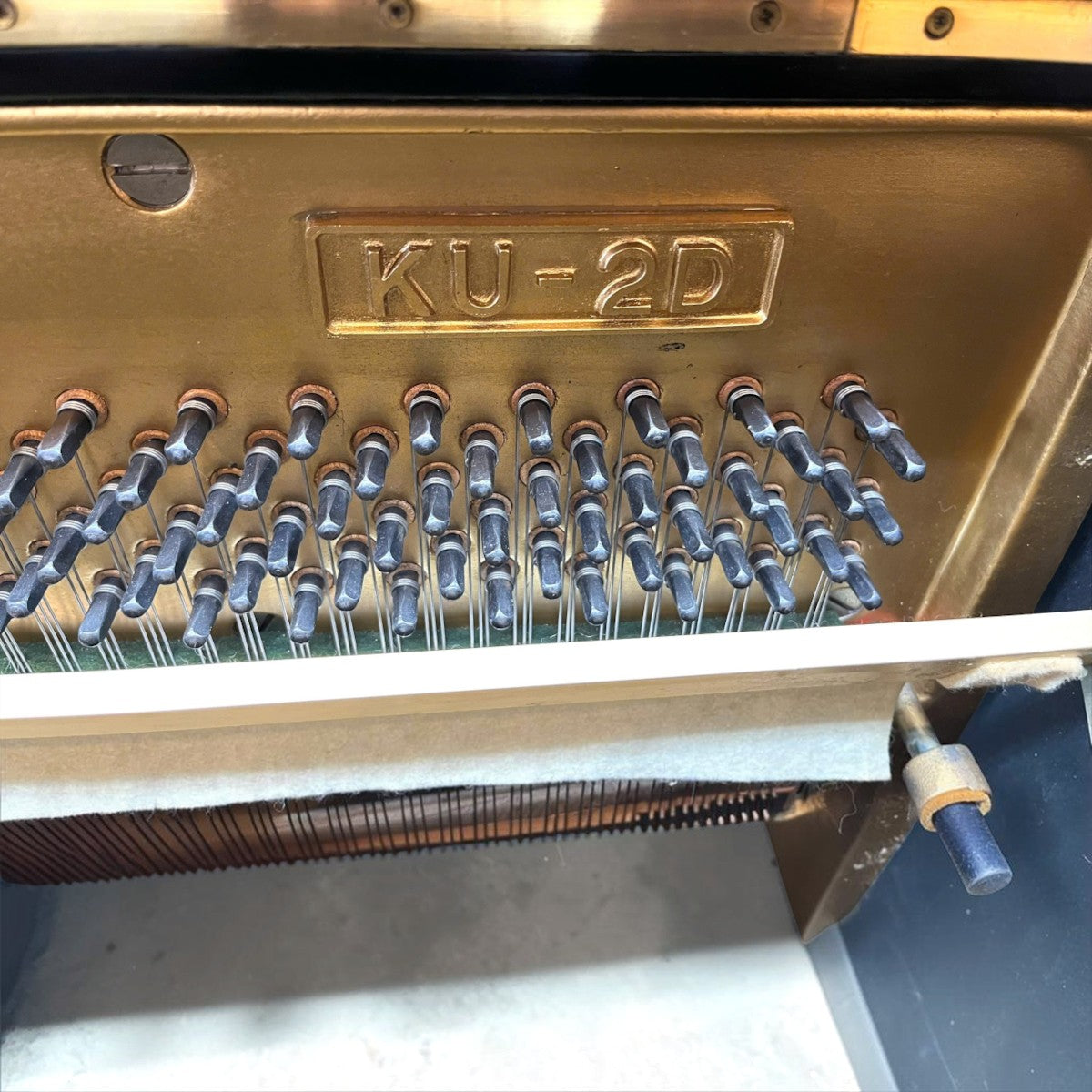 Khung gang và chốt lên dây đàn piano cơ TÂN NHẠC CỤ Kawai KU2D