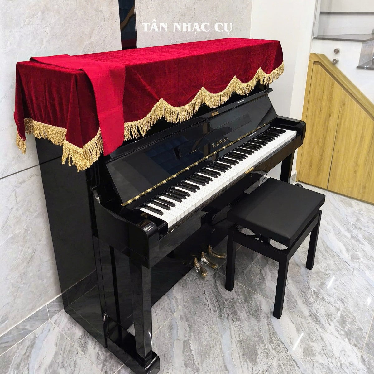 Đàn piano cơ upright TÂN NHẠC CỤ Kawai KU2D màu đen bóng sang trọng, phủ khăn nhung đỏ, kèm ghế ngồi