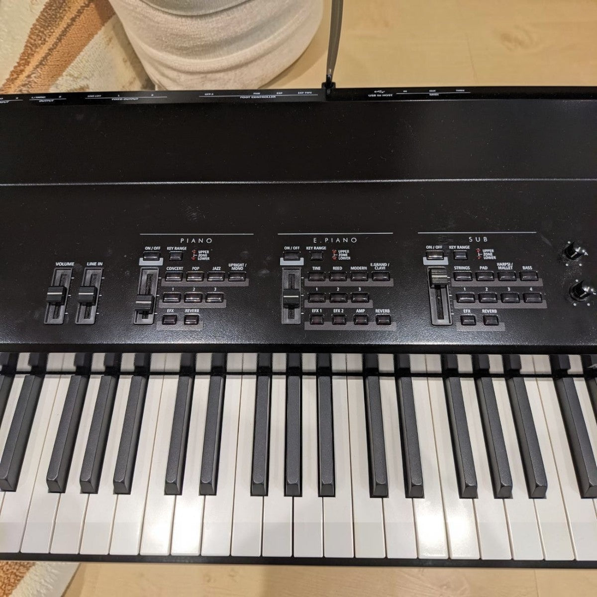 Bảng điều khiển phía trên của đàn stage piano TÂN NHẠC CỤ Kawai MP11SE màu đen với các nút chỉnh âm thanh chuyên nghiệp