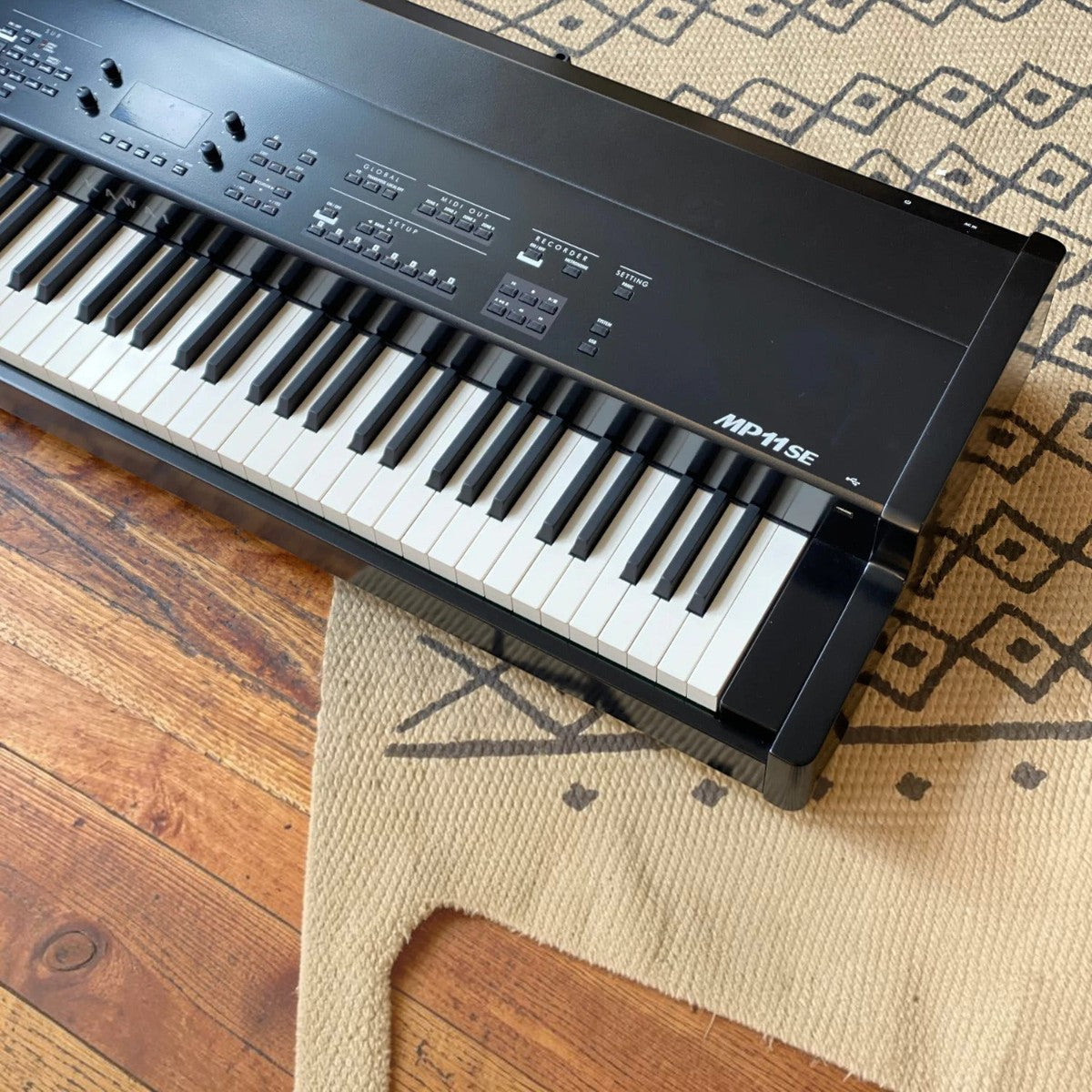 Đàn stage piano TÂN NHẠC CỤ Kawai MP11SE màu đen với bàn phím gỗ Grand Feel cao cấp và bảng điều khiển chuyên nghiệp