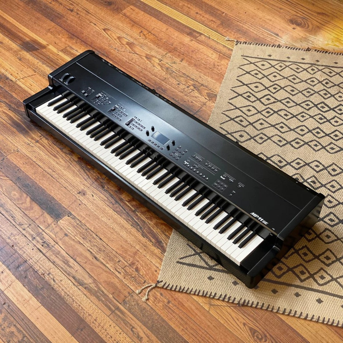 Đàn stage piano TÂN NHẠC CỤ Kawai MP11SE màu đen bóng với bàn phím gỗ Grand Feel cao cấp