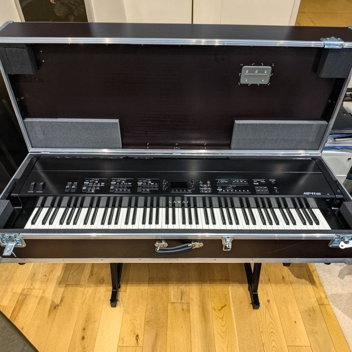Đàn stage piano TÂN NHẠC CỤ Kawai MP11SE màu đen với bàn phím gỗ Grand Feel trong hộp đựng chuyên dụng