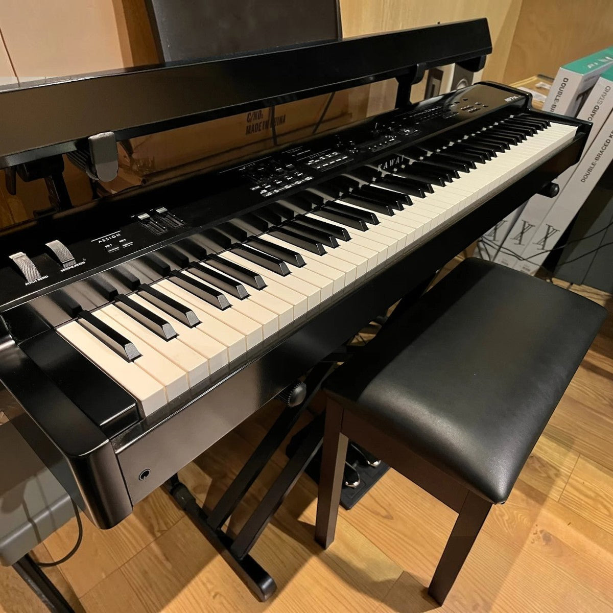 Đàn stage piano TÂN NHẠC CỤ Kawai MP7SE màu đen bóng với bàn phím 88 phím búa chuyên nghiệp và ghế đàn đi kèm