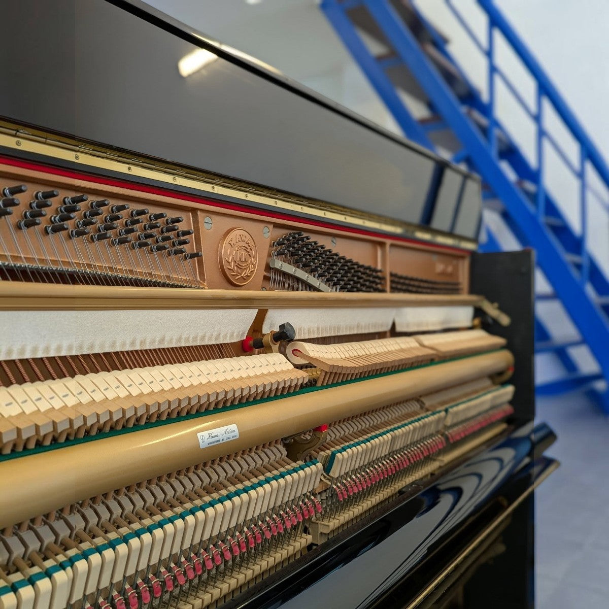 Bộ máy đàn piano cơ Kawai NS15 màu đen bóng với các chi tiết kỹ thuật tinh xảo tại cửa hàng TÂN NHẠC CỤ