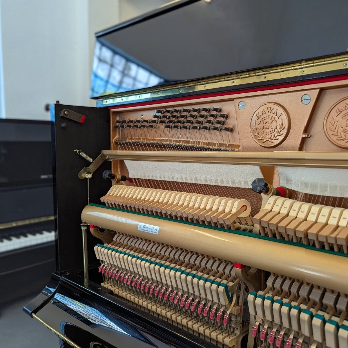 Bộ máy đàn piano cơ Kawai NS15 màu đen bóng với các chi tiết kỹ thuật tinh xảo tại TÂN NHẠC CỤ