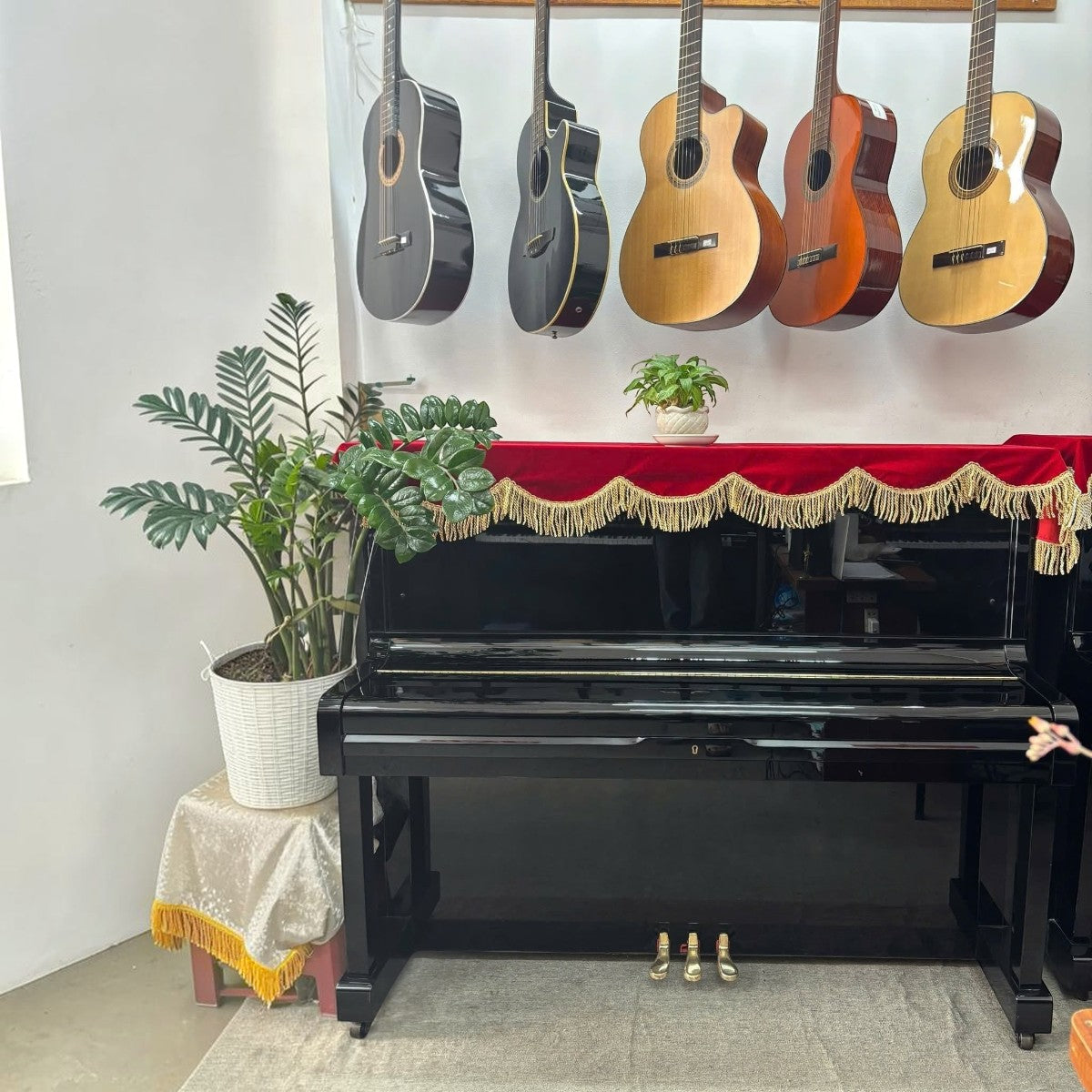 Đàn piano cơ upright TÂN NHẠC CỤ Kawai NS15 màu đen bóng sang trọng, đặt trong không gian trưng bày nhạc cụ