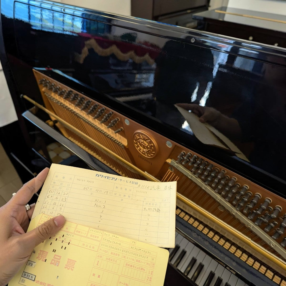 Đàn piano cơ upright TÂN NHẠC CỤ Kawai NS15 màu đen bóng với bảng cộng hưởng vân sam và phiếu kiểm định kỹ thuật
