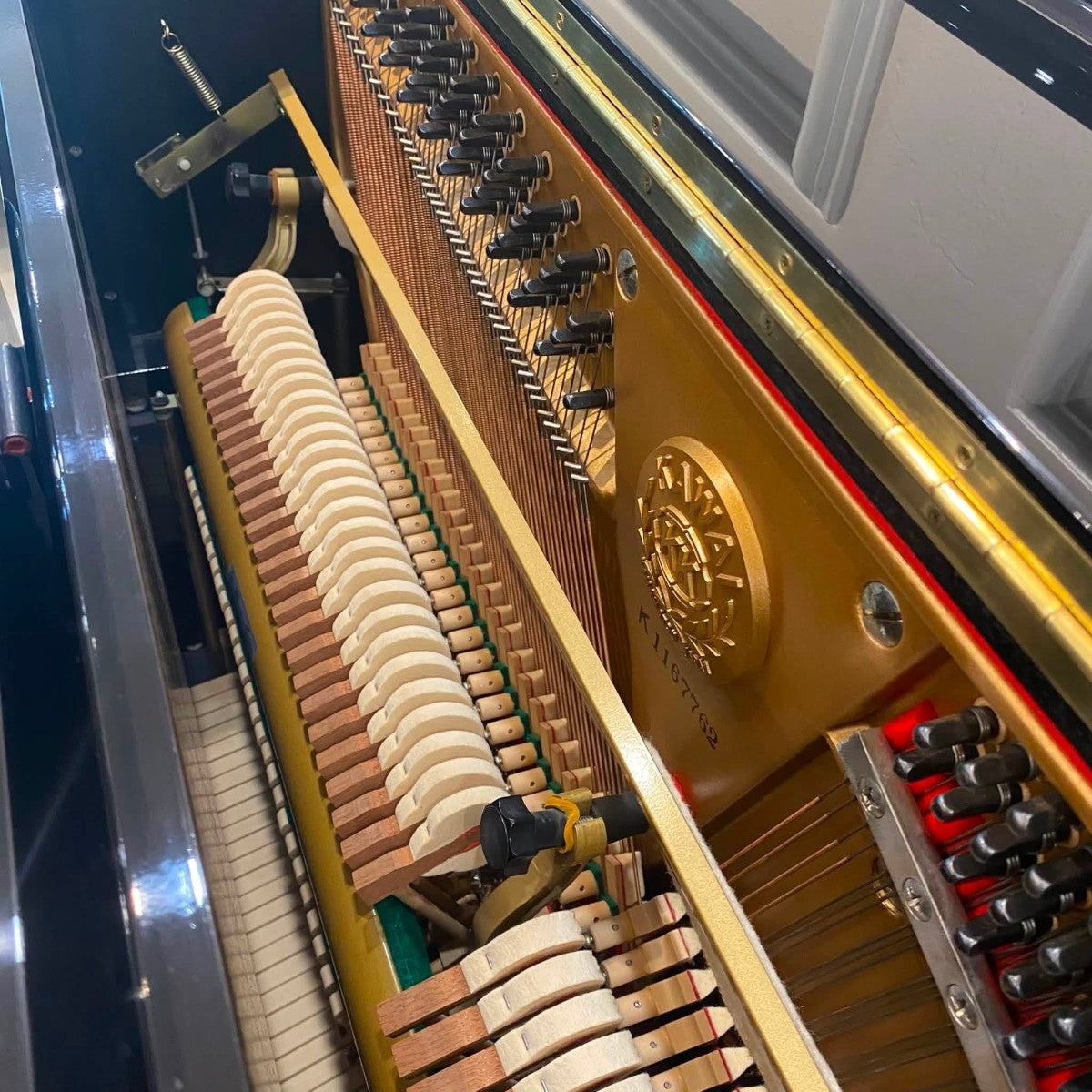 Bộ máy cơ Millennium II bên trong đàn piano cơ Kawai US50 tại TÂN NHẠC CỤ với búa đàn và khung gang vàng