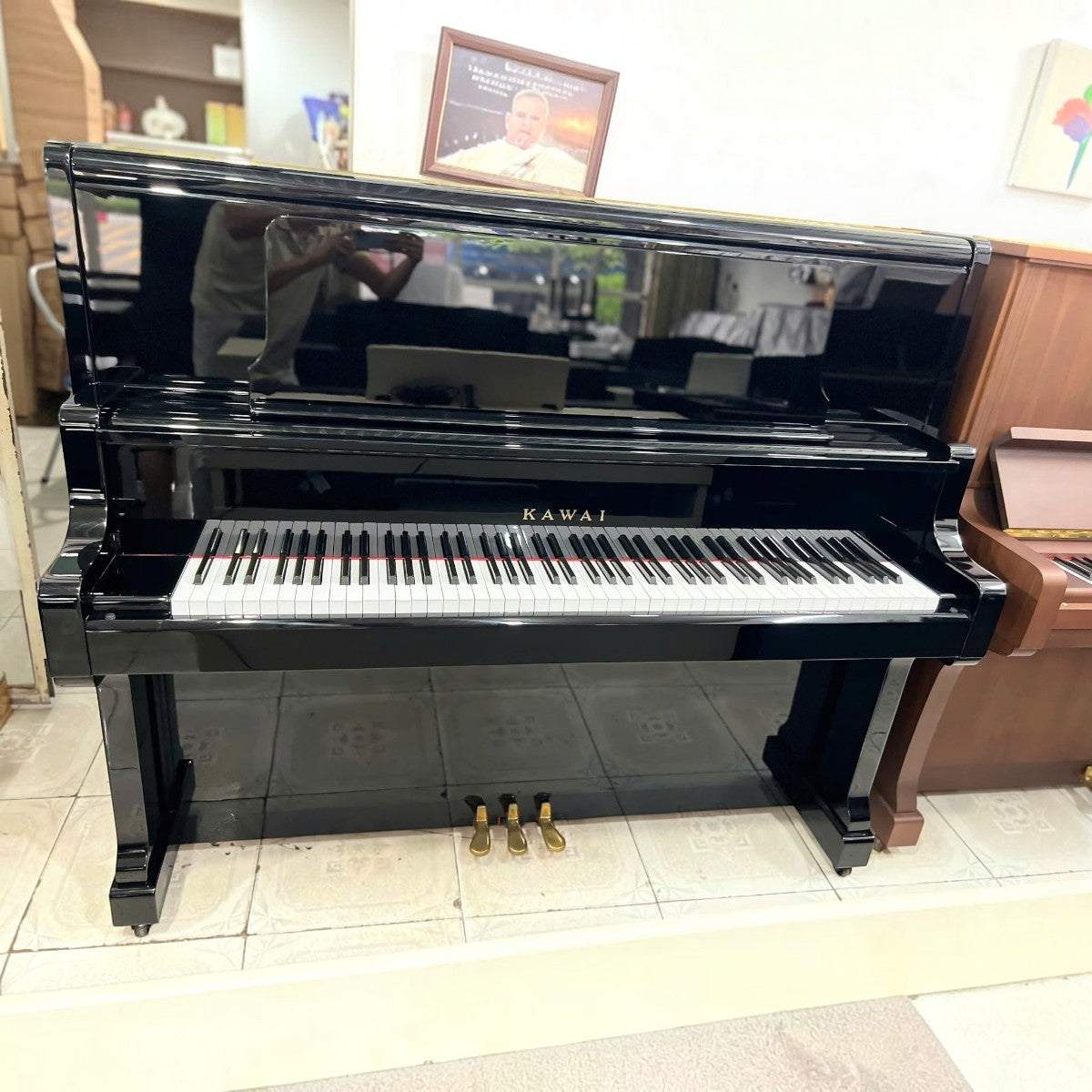 Đàn piano cơ upright TÂN NHẠC CỤ Kawai US50 màu đen bóng sang trọng với thiết kế cao cấp và bộ máy Millennium II