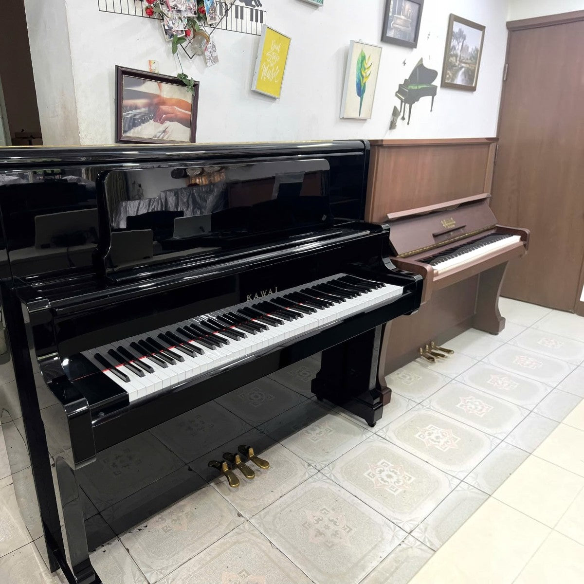 Đàn piano cơ Kawai US50 màu đen bóng sang trọng tại cửa hàng TÂN NHẠC CỤ, thiết kế upright cao cấp 131cm.