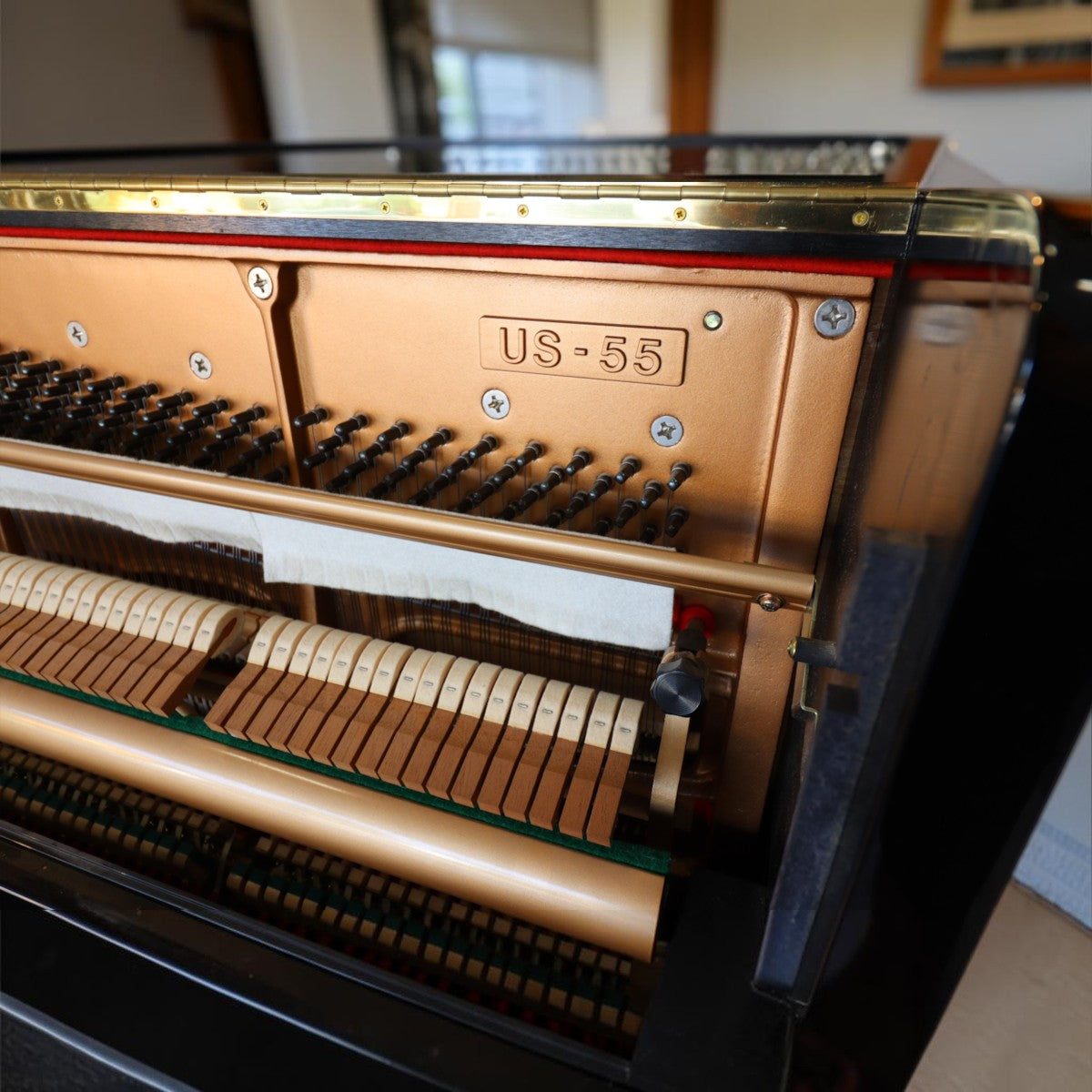 Bên trong đàn piano cơ TÂN NHẠC CỤ Kawai US55 với khung gang vàng, búa đàn và các chi tiết máy móc tinh xảo
