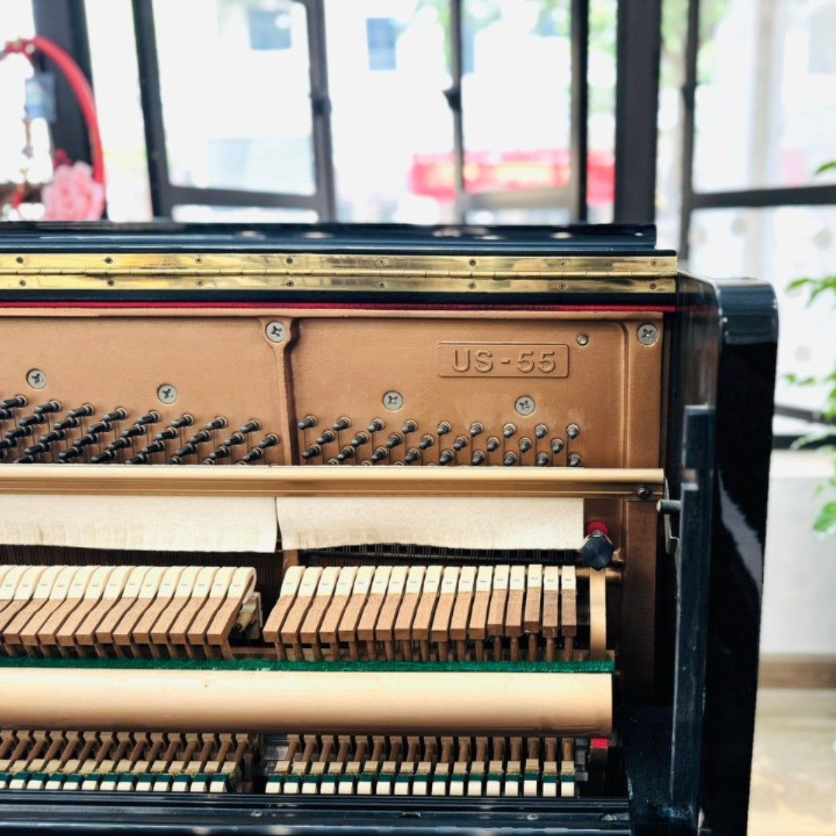 Bộ máy cơ Millennium II bên trong đàn piano cơ TÂN NHẠC CỤ Kawai US55 màu đen bóng với khung gang chắc chắn