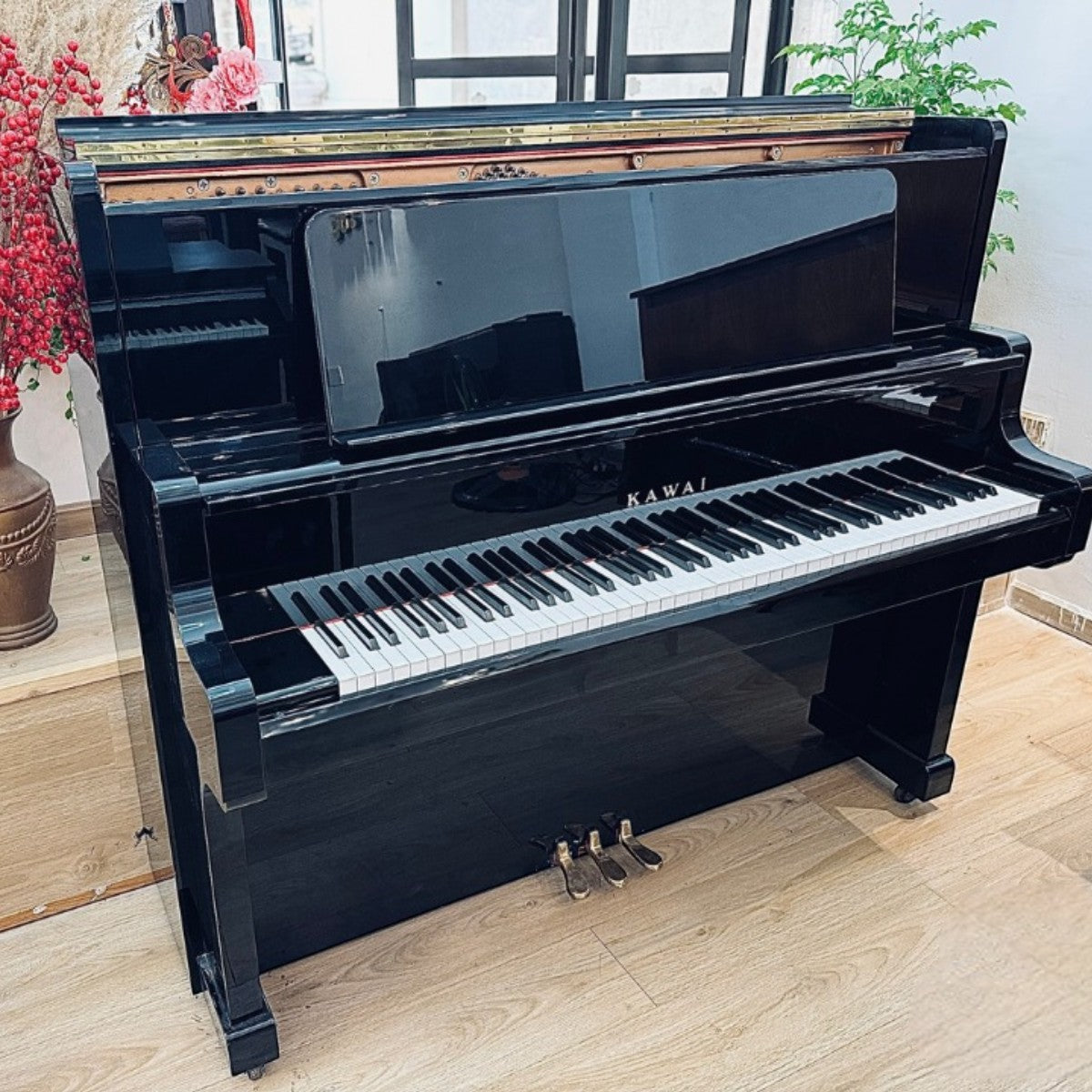 Đàn piano cơ Kawai US55 màu đen bóng sang trọng tại TÂN NHẠC CỤ, thiết kế concert upright cao cấp 132cm.