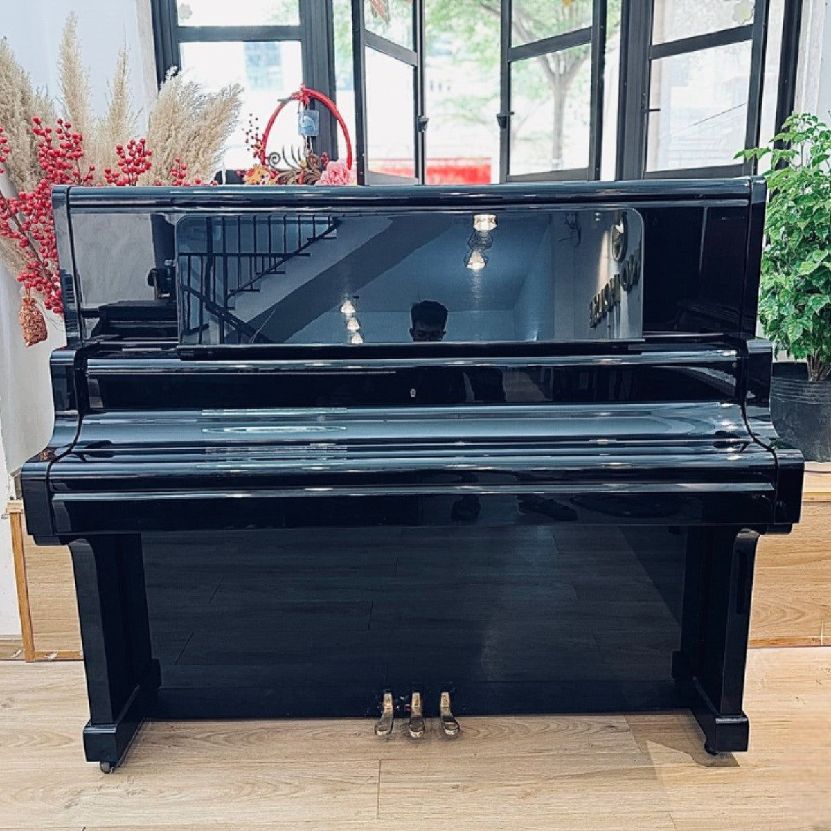 Đàn piano cơ upright Kawai US55 màu đen bóng sang trọng tại Tân Nhạc Cụ, thiết kế concert upright cao 132cm.