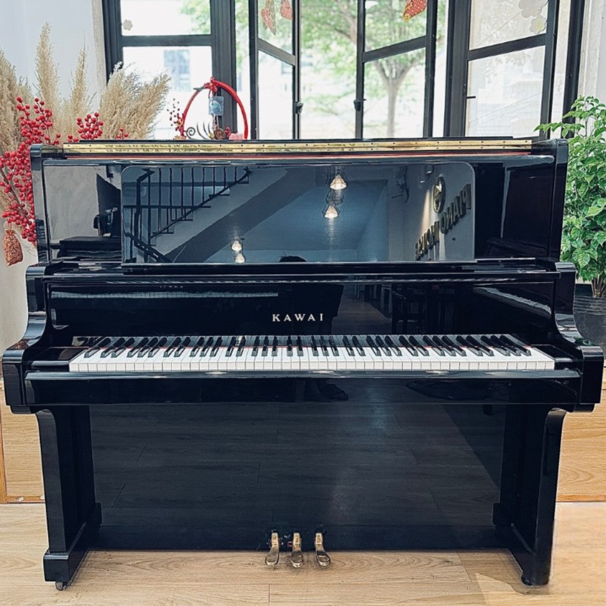 Đàn piano cơ upright Kawai US55 màu đen bóng sang trọng tại Tân Nhạc Cụ, thiết kế concert upright cao cấp 132cm.