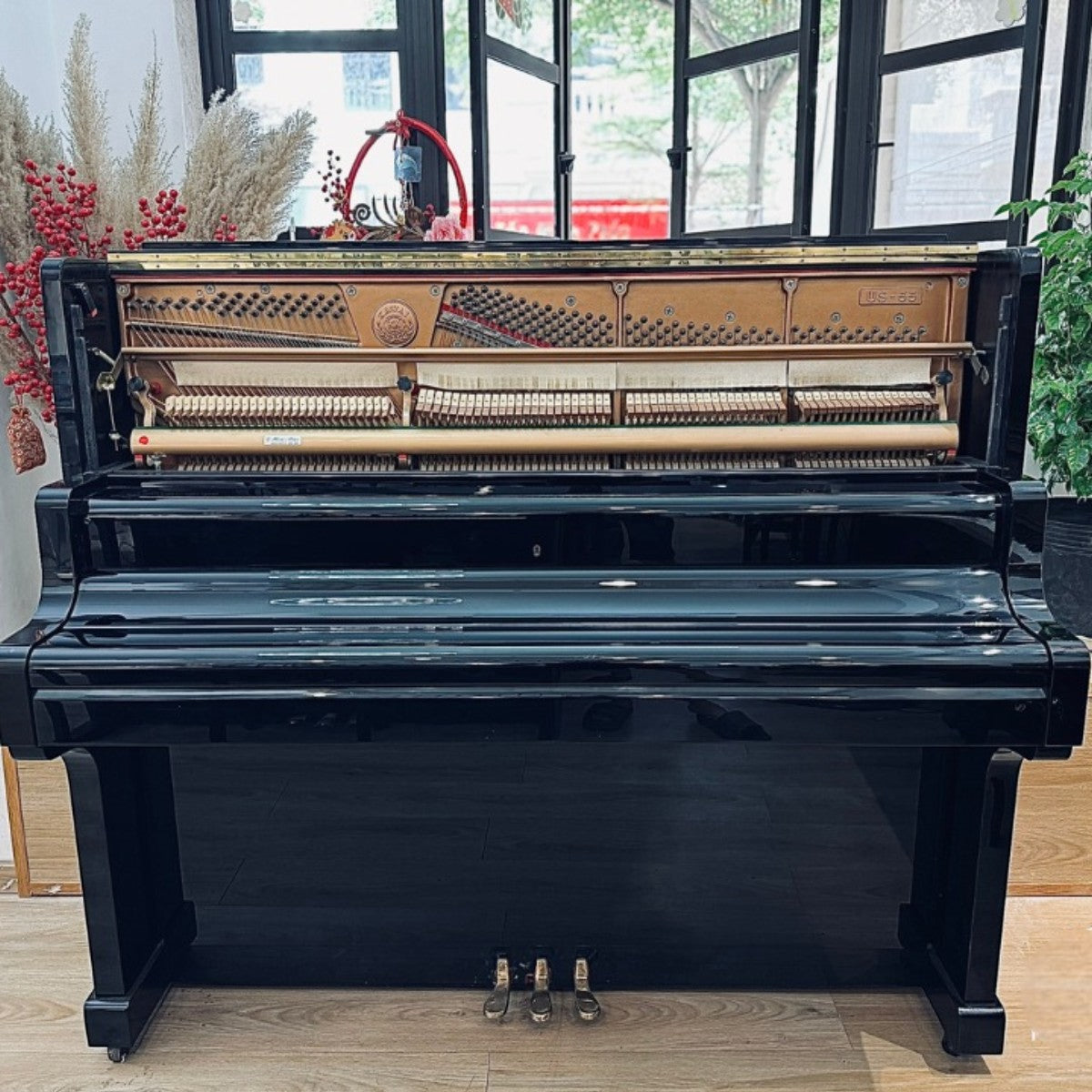 Đàn piano cơ Kawai US55 màu đen bóng tại TÂN NHẠC CỤ, thiết kế concert upright 132cm với bộ máy Millennium II cao cấp.