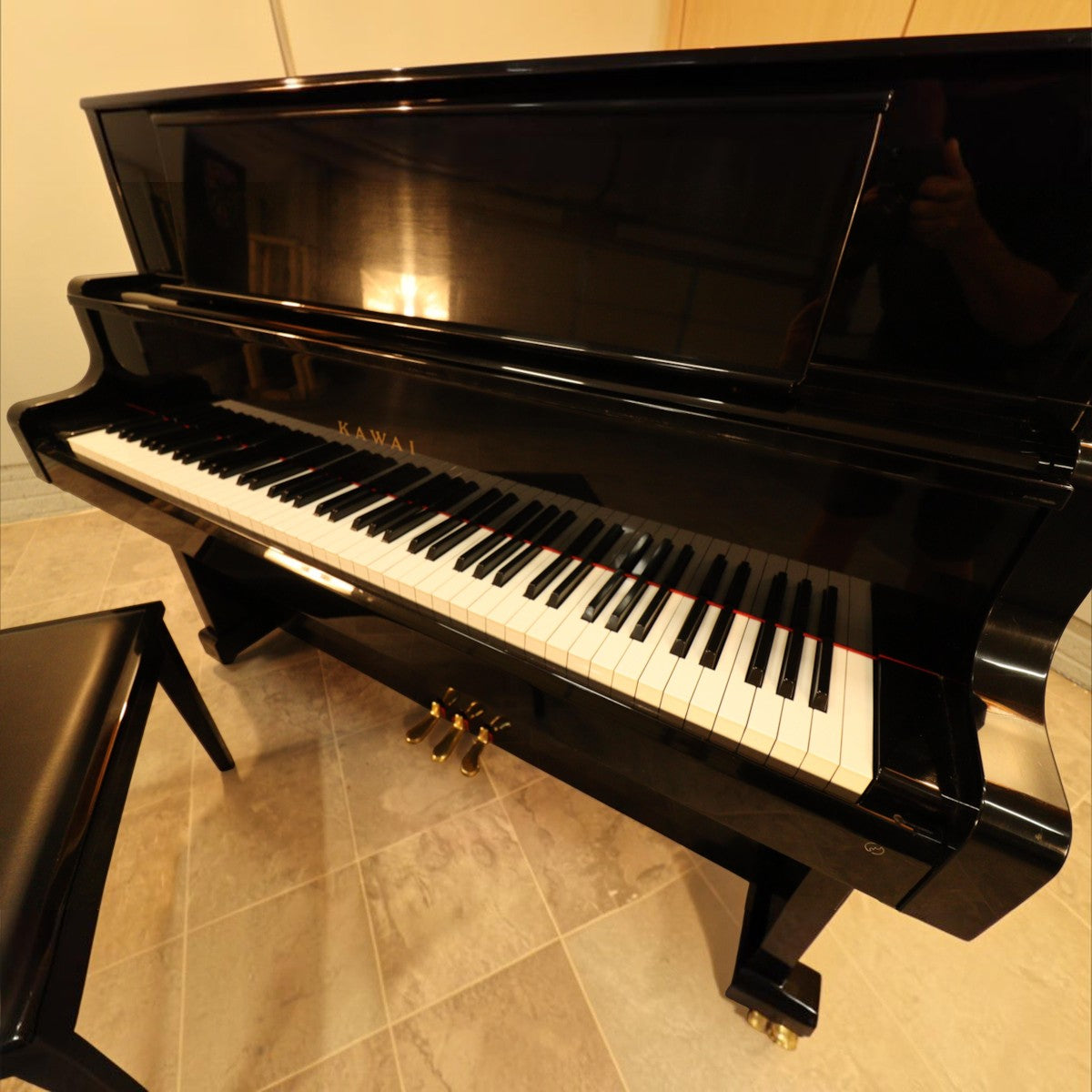 Đàn piano cơ upright Kawai US55 màu đen bóng sang trọng tại TÂN NHẠC CỤ với thiết kế concert upright cao cấp