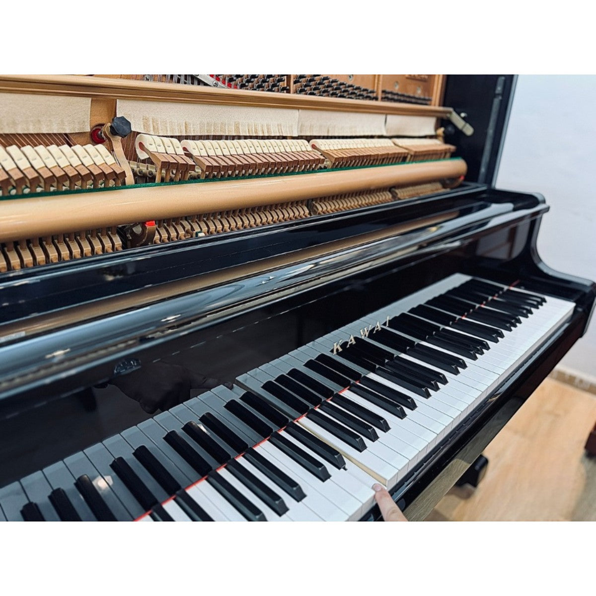 Đàn piano cơ Kawai US55 màu đen bóng tại TÂN NHẠC CỤ với bộ máy Millennium II Action và phím đàn chi tiết