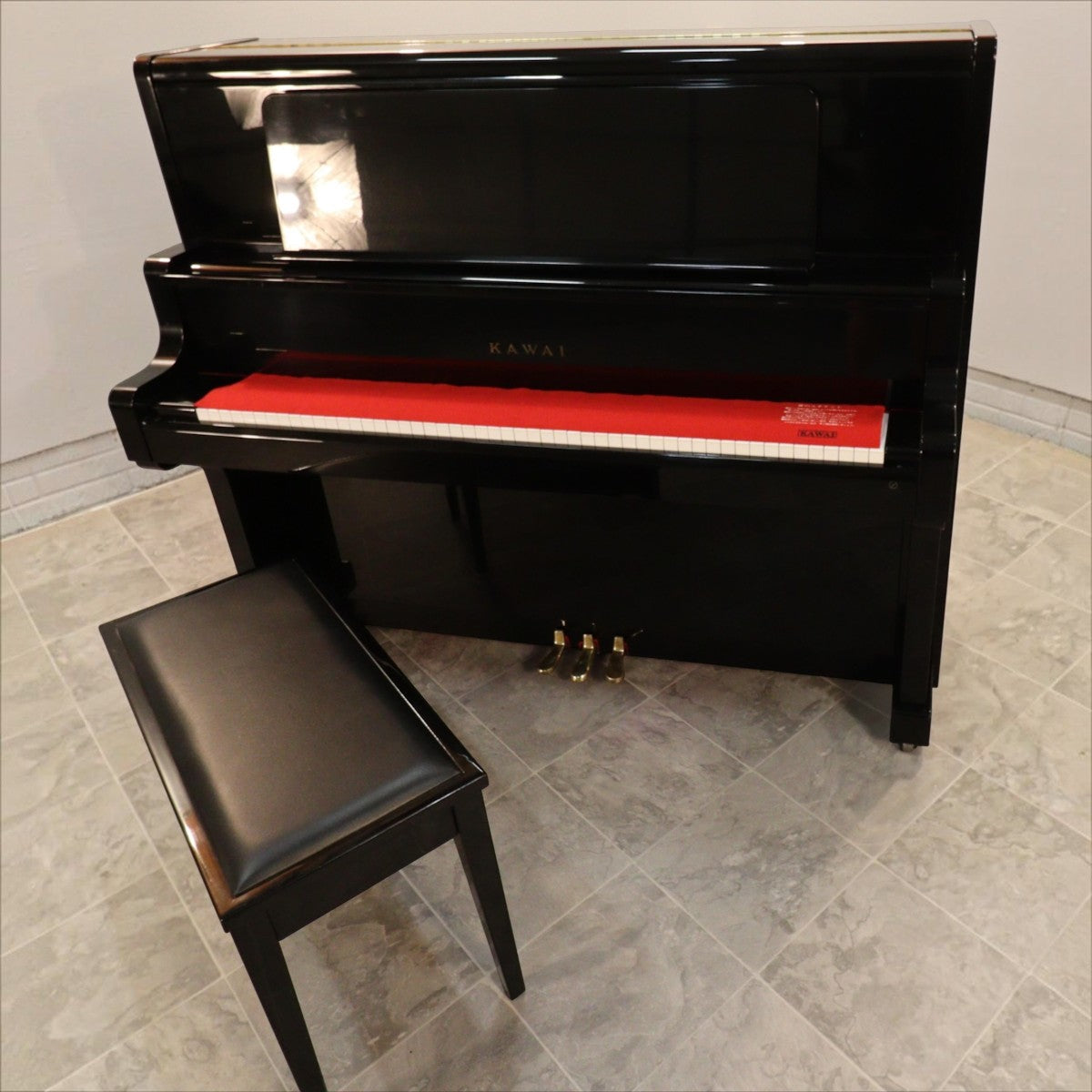 Đàn piano cơ upright Kawai US55 màu đen bóng sang trọng tại Tân Nhạc Cụ, thiết kế concert upright cao 132cm.