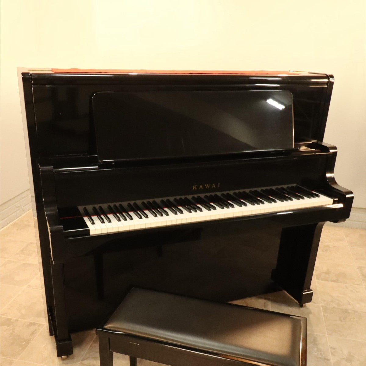 Đàn piano cơ Kawai US55 màu đen bóng sang trọng tại TÂN NHẠC CỤ, thiết kế concert upright cao cấp 132cm.