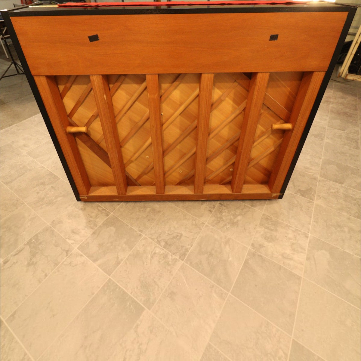 Mặt sau đàn piano cơ Kawai US55 tại TÂN NHẠC CỤ với bảng cộng hưởng gỗ vân sam và khung gang chắc chắn