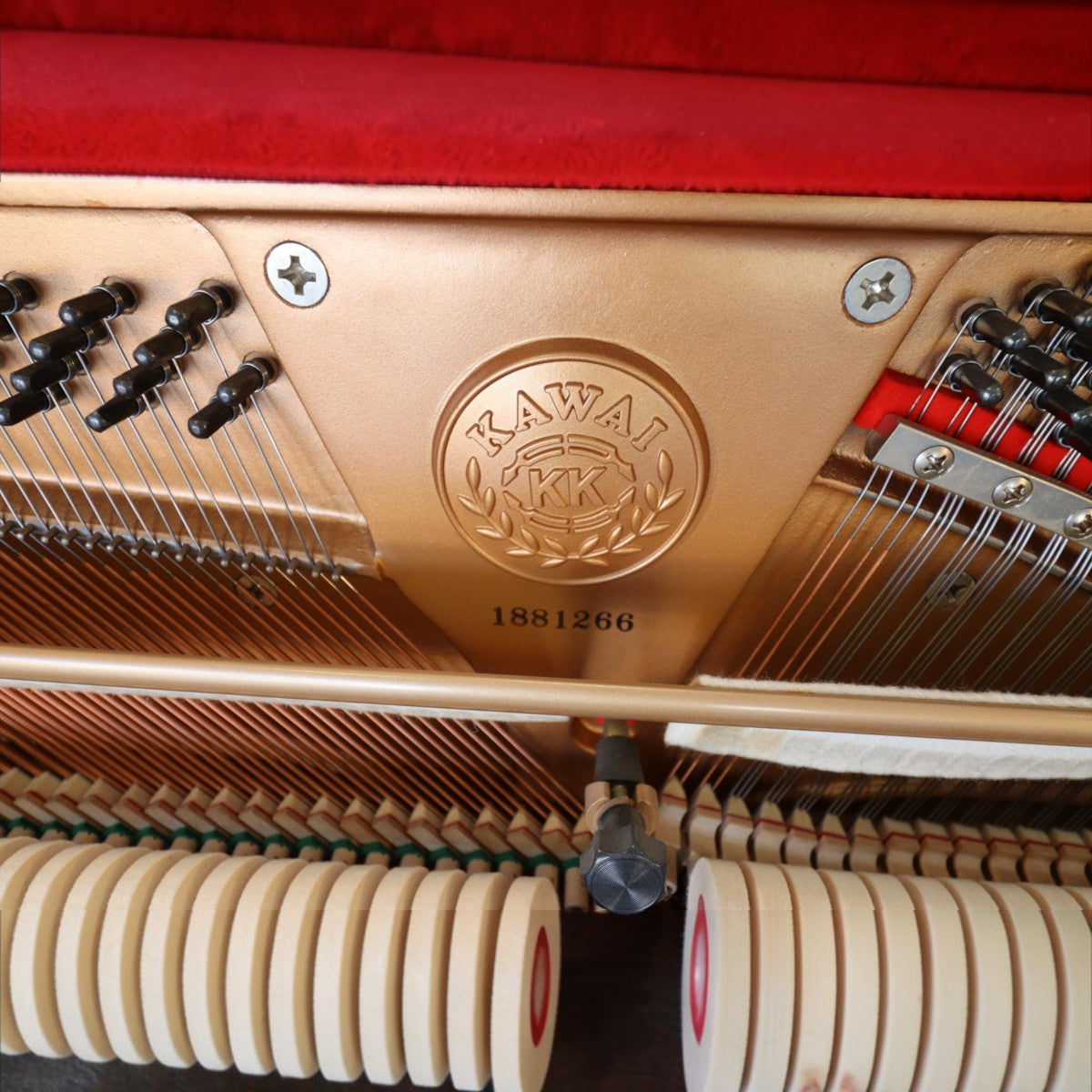 Khung gang và số serial 1881266 bên trong đàn piano cơ Kawai US55 tại TÂN NHẠC CỤ