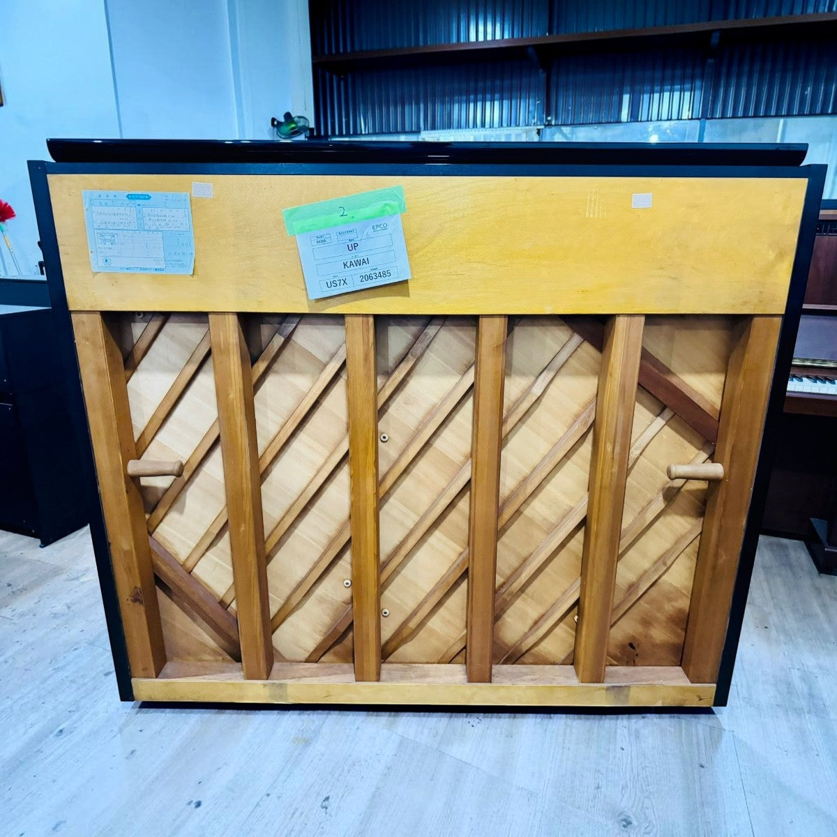 Bảng cộng hưởng gỗ vân sam của đàn piano cơ Kawai US7X tại Tân Nhạc Cụ, chi tiết kỹ thuật sắc nét