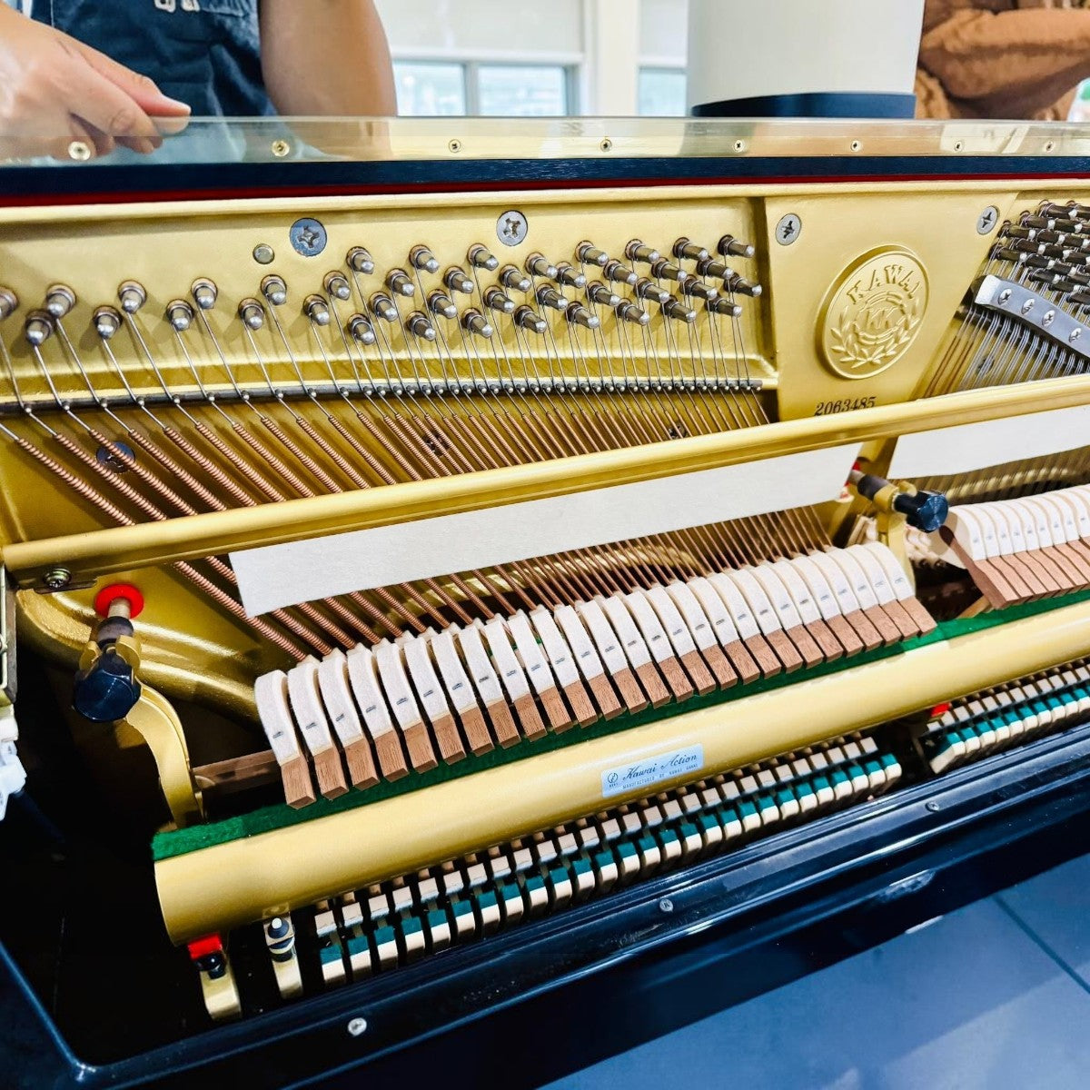 Bộ máy đàn piano cơ Kawai US7X tại TÂN NHẠC CỤ với khung gang vàng, búa đàn và dây đàn được bảo dưỡng kỹ lưỡng