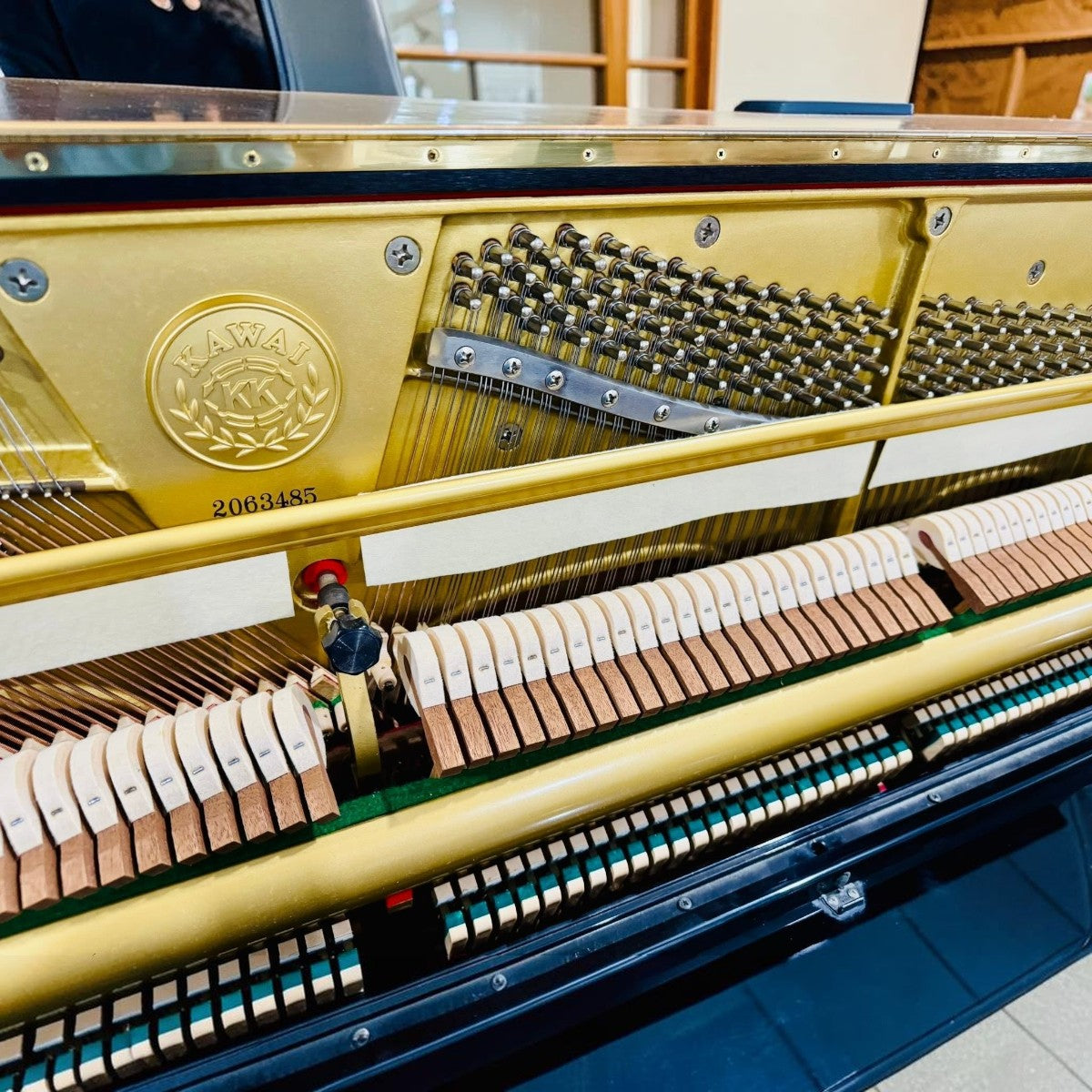 Bộ máy đàn piano cơ Kawai US7X tại TÂN NHẠC CỤ với khung gang vàng và các chi tiết kỹ thuật tinh xảo