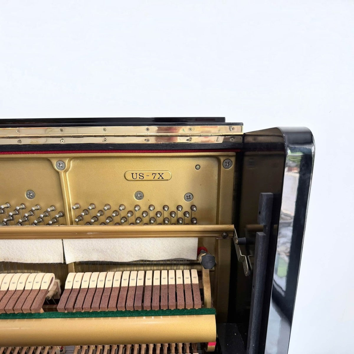 Đàn piano cơ Kawai US7X tại TÂN NHẠC CỤ, cận cảnh bộ máy bên trong với khung gang vàng và búa đàn chất lượng cao.