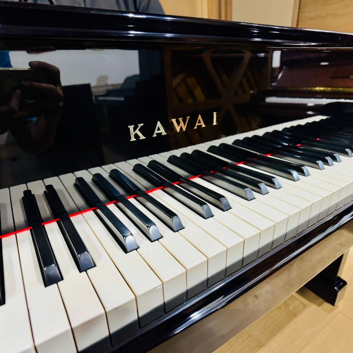 Đàn piano cơ Kawai US7X màu đen bóng với mặt phím ngà nhân tạo cao cấp tại TÂN NHẠC CỤ