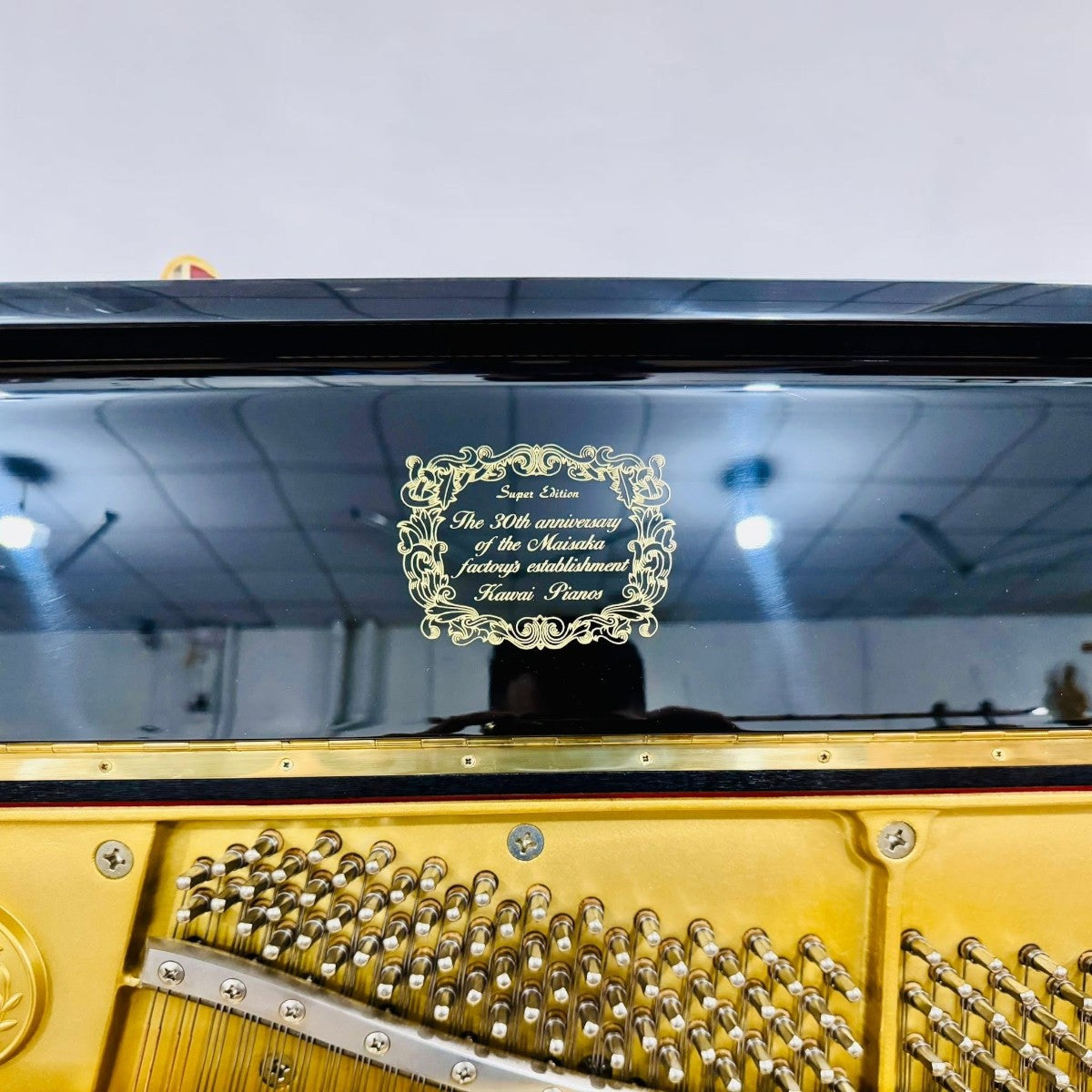 Tem kỷ niệm 30 năm nhà máy Maisaka trên đàn piano cơ Kawai US7X đen bóng tại TÂN NHẠC CỤ