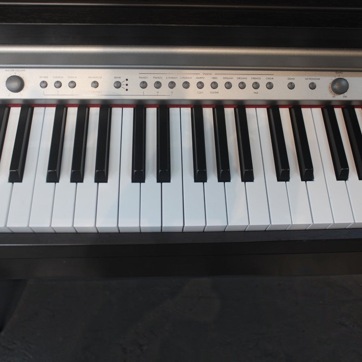 Bàn phím đàn piano điện Korg C320 màu đen với bảng điều khiển bạc tại TÂN NHẠC CỤ