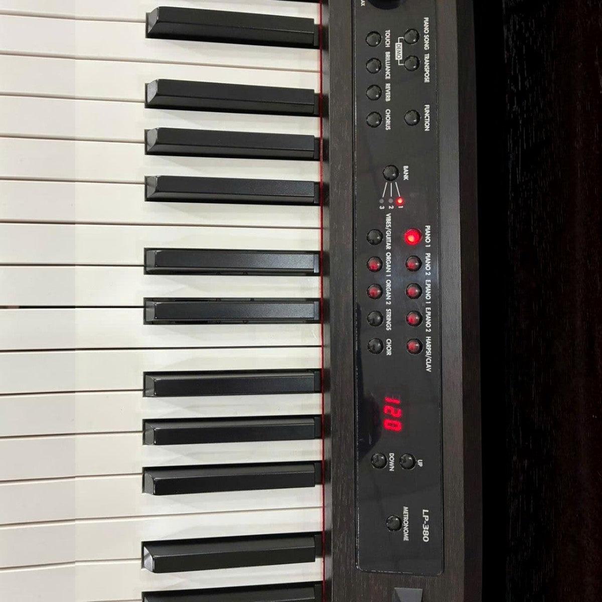 Bảng điều khiển và bàn phím búa RH3 của đàn piano điện Korg LP380 tại Tân Nhạc Cụ