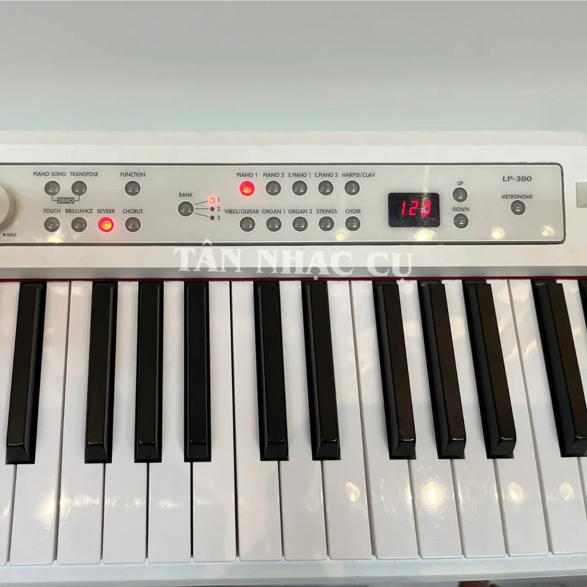 Bảng điều khiển đàn piano điện Korg LP380 màu trắng với các nút chức năng tại TÂN NHẠC CỤ