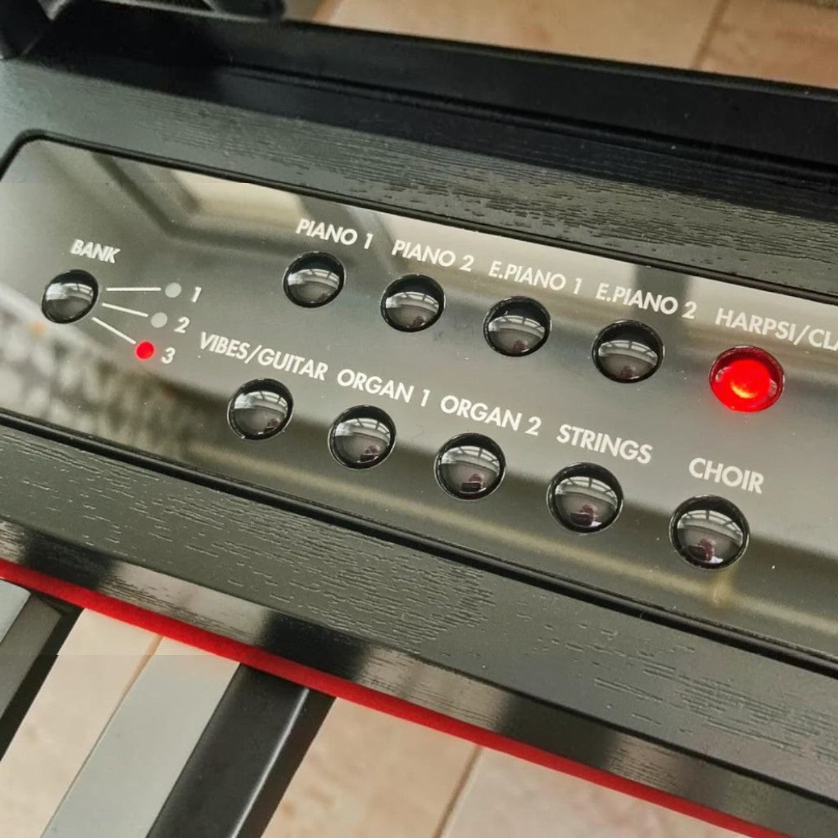 Bảng điều khiển âm thanh trên đàn piano điện Korg LP380 tại Tân Nhạc Cụ với các nút chọn tiếng và đèn báo