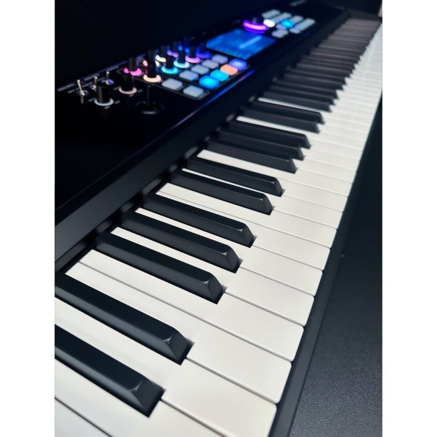 Đàn piano điện Kurzweil SP7 Grand từ TÂN NHẠC CỤ với bàn phím 88 phím, màn hình cảm ứng và các núm điều khiển chuyên nghiệp