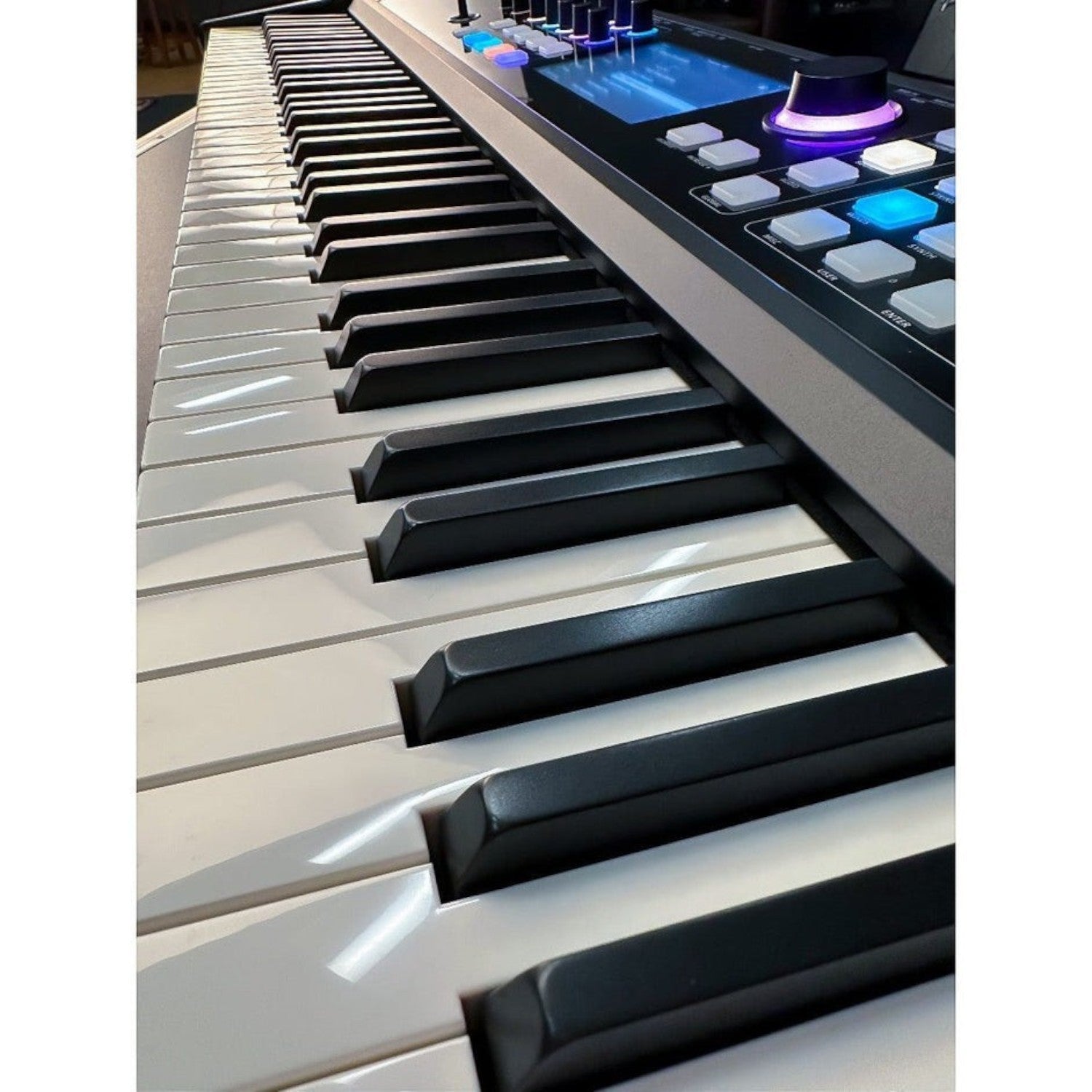Đàn piano điện Kurzweil SP7 Grand tại Tân Nhạc Cụ với bàn phím 88 phím và màn hình cảm ứng điều khiển hiện đại